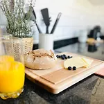 Апартаменти Cozy - Balcony & Sea View *