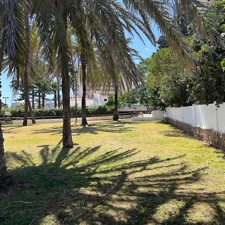 Апартаменты Sea View Apartment, 100m To Beach, Sunrise Balcony & Pool Фуэнхирола