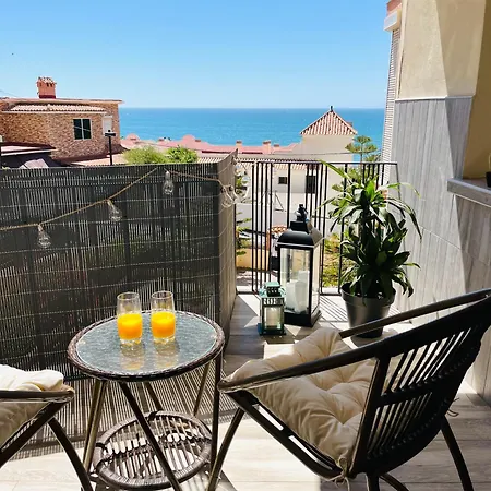 Апартаменты Sea View Apartment, 100m To Beach, Sunrise Balcony & Pool