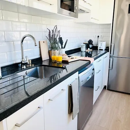 Cozy - Balcony & Sea View Апартаменти *