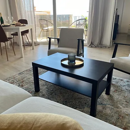 Апартаменты Sea View Apartment, 100m To Beach, Sunrise Balcony & Pool