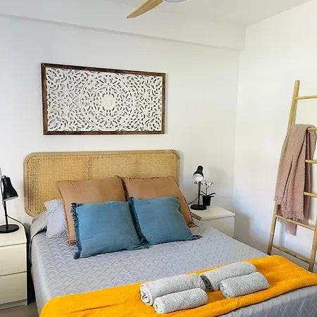 Апартаменты Sea View Apartment, 100m To Beach, Sunrise Balcony & Pool *
